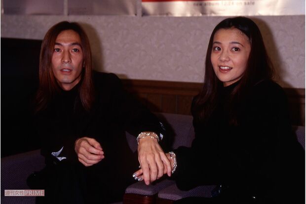 '97年、報道陣の前で堂々としたラブラブぶりをみせた小室哲哉と華原朋美