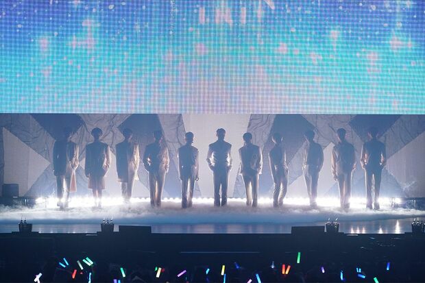 オープニング。LEDスクリーンが上がり、スモークとともに11人が神々しく登場 （C）LAPONE ENTERTAINMENT