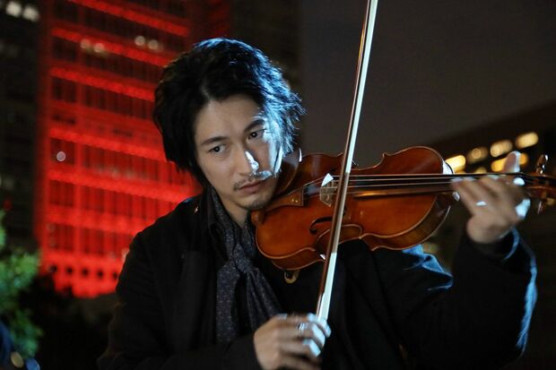 事件の謎を整理するときに獅子雄がバイオリン演奏するのも見どころ!　ディーンの猛特訓の成果は……　(c)フジテレビ