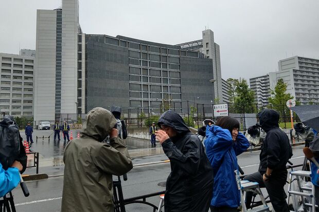 麻原死刑囚の刑が執行された東京拘置所前には多くの報道陣が詰めかけた＝6日