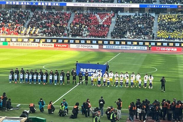 日中は網目状の影が入り、サッカーファンを中心に「見づらい」と不評。負の遺産に!?