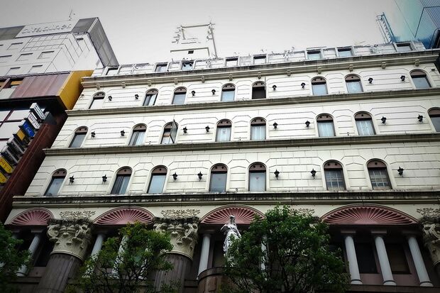 事件現場となった歌舞伎町のビル。この屋上で被害男性は殴り殺された