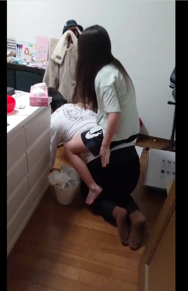 自宅で娘と『もののけ姫』ごっこをする瀬下。馬になってお尻を叩かれて（公式ツイッターより）