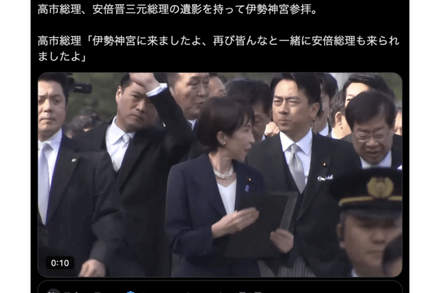 Xで拡散されている安倍元首相の遺影を手に持つ高市首相（Xより）