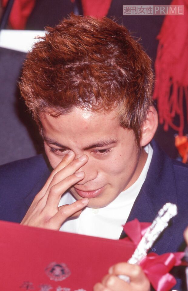 '95年にデビューしたV6の最年少メンバーの岡田准一。堀越高校の卒業式で涙する姿が初々しい（'99年卒業）