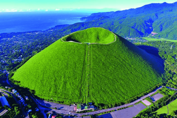 大室山：「伊豆高原の別荘地帯に突如として現れる大室山は『ウルトラマン』（’66年）でヒドラが登場した山としても有名です。