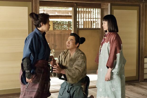 “女が城主になんて”と、ことあるごとに直虎にキレる直之だが、武人としての実力は折り紙つき。ふたりの間で板挟みの家臣・六左衛門（田中美央）は、いつもハラハラ……　(c)NHK