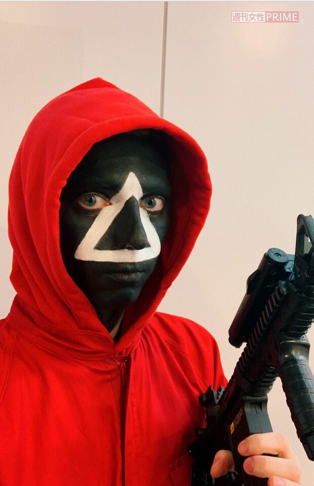 今年のハロウィンは『イカゲーム』の警備員に（小原ブラス公式インスタグラムより）