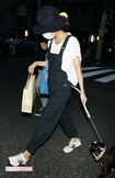 2016年、愛犬のハグちゃんと散歩する井上真央。松本潤との関係を直撃