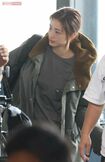 大勢のエキストラやスタッフに囲まれた上戸彩。政府の闇を暴くニュースキャスターを演じる