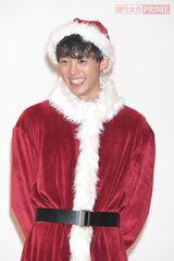 「竹内サンタです！」と、さわやかスマイルで登場　撮影／渡邉智裕