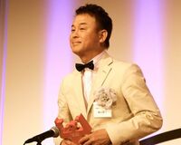 有吉弘行の恩人!? 中国放送・横山雄二アナがギャラクシー賞を受賞