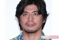 坂口憲二、大好きな海の前で引退疑惑を払拭「そもそも辞めてないですよ!」