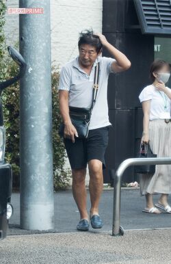 2020年9月、次女のキッズスクールの送迎にきた石田純一。他のママはマスクをしているが