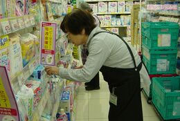 黙々とベビー用品を品出しする鈴木さん（手前）と佐藤さん（奥）