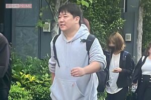 2024年5月、『さらば青春の光』単独ライブの会場前を歩く『ラランド』ニシダ