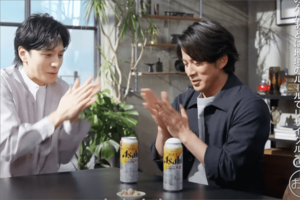 アサヒビールのCMで共演した生田斗真と岡田准一(アサヒグループ公式チャンネルより)