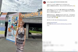 胸元から腰にかけて身体のラインに沿い、胸下は編み目から素肌がのぞく大胆なデザインのマーメイドドレスを着用した王林（本人のインスタグラムより）