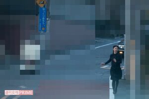 小走りで坂道をくだってきた小倉優子