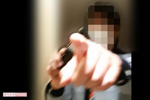 スマホを指さして、コンシェルジュにBさんの動画撮影をやめさせろと言うA氏