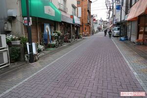 夫婦が仲よく飲み歩いていた近所の飲食店街も、すでに閑散としていた