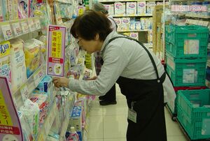 黙々とベビー用品を品出しする鈴木さん（手前）と佐藤さん（奥）