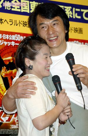 2004年の来日時、柔道金メダリストの谷亮子（左）を抱き寄せたジャッキー・チェン