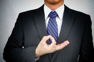 お見合い中にこのポースを2回もされたら引いてしまいます（写真はイメージです）