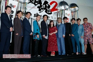 17日、丸の内ピカデリーで行われた『銀魂2』の初日舞台挨拶。小栗はパート3への意欲を語った