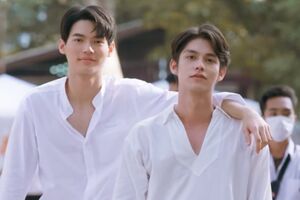 『2gether』（右から）ブライト演じるサラワットとウィン演じる主人公のタイン（YouTubeより）