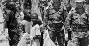  南スーダンPKOで地元の子どもと道路のゴミを拾う自衛隊員。防衛省はここでの駆けつけ警護を検討している