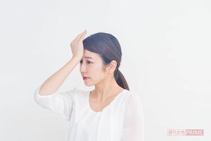 (1)拇指球をおでこのくぼみに当てる……両方の眉頭あたりにある「眼窩のくぼみ」へ拇指球（親指のつけ根）を添える。《POINT》眼窩のくぼみは、「眉の下」「顔の中央寄り」を目安にしましょう。