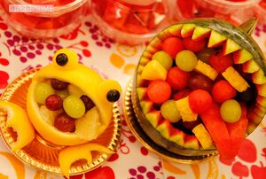 インスタ映え必至、記念日のプレゼントにもうれしいカットフルーツは注文を受け付け。シトラスフロッグ498円（税別）、右はサメ！