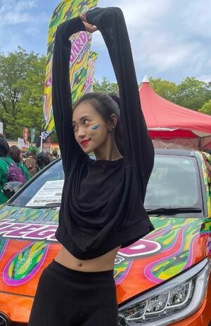 トップスの裾からへそチラしている高橋茉莉氏（本人インスタグラムより）