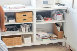 雑多で、ものが詰め込まれている感じのする収納棚の中。写真／フジモリタイシ、ヒラヤマタイジロー（『スキマをうめる収納ルール』より）