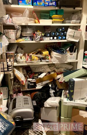中学生と小学生の子どものいる、4人家族が暮らす家のパントリー。「奥さんには買い物依存症の傾向が。ご主人が片づけられないことを責めるタイプなので、不在時に私がこっそり片づけ作業にうかがっています」（西原さん）