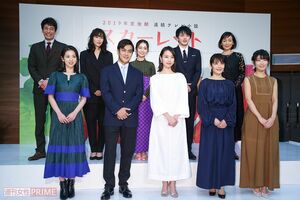 昨年2月、『スカーレット』出演者発表会見に参加する戸田（前中央）と大島（後中央）