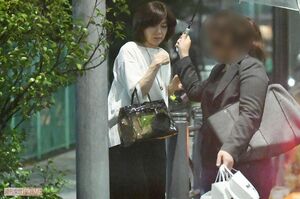 スタッフが差した傘に入って帰宅する八木亜希子