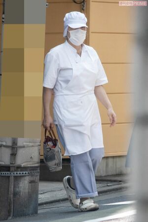 勤務先の洋菓子店から出る小室佳代さん('20年6月)