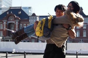 東京駅前でお姫様抱っこ!