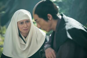 今川家の意向で、直親の忘れ形見・虎松の後見人になると告げた政次（高橋一生）。直親の内通で今川に捕らえられたとうそぶく目は、次郎が知らないものだった　(c)NHK