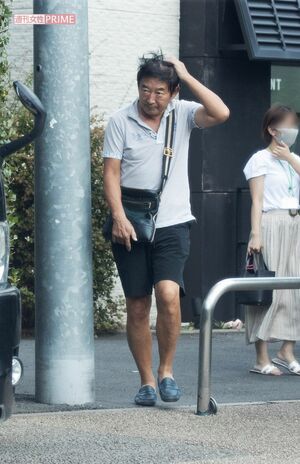 2020年9月、次女のキッズスクールの送迎にきた石田純一。他のママはマスクをしているが