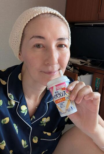 術後、食欲がなくても口から栄養をとろうと必死に飲んでいるアオキ・シャナさん