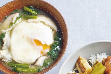 ほうれん草と落とし卵のみそ汁　撮影／中野博安