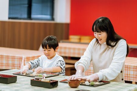 人気の「おてがるおたべ体験」は、あんこを包んで3つのおたべを作れるコース。お土産付きで満足度◎!