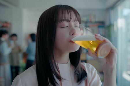『ドライクリスタル』のCMではいい飲みっぷりを披露（アサヒビール公式HPより）