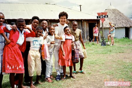 世界中を旅し、子どもたちとの出会いの中で感じたことも大切にしながら歌を作ってきた