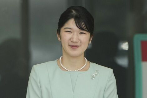 《10月17日には“いとこ”リンクも》愛子さま、鳥取訪問で佳子さま愛用ブランドの“梨色ワンピ”を披露…三…
