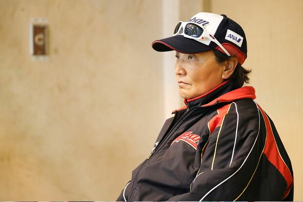 打撃練習を真剣な面持ちで見つめる麗華監督。「麗華は目がいいんで、いろんなことが見える」と妙子さんも太鼓判　撮影／吉岡竜紀