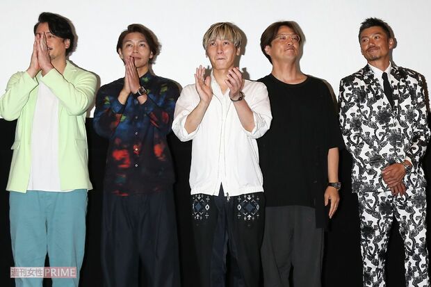 右から新メンバーの岩永洋昭、『純烈』現メンバーの酒井一圭、後上翔太、白川裕二郎、小田井涼平